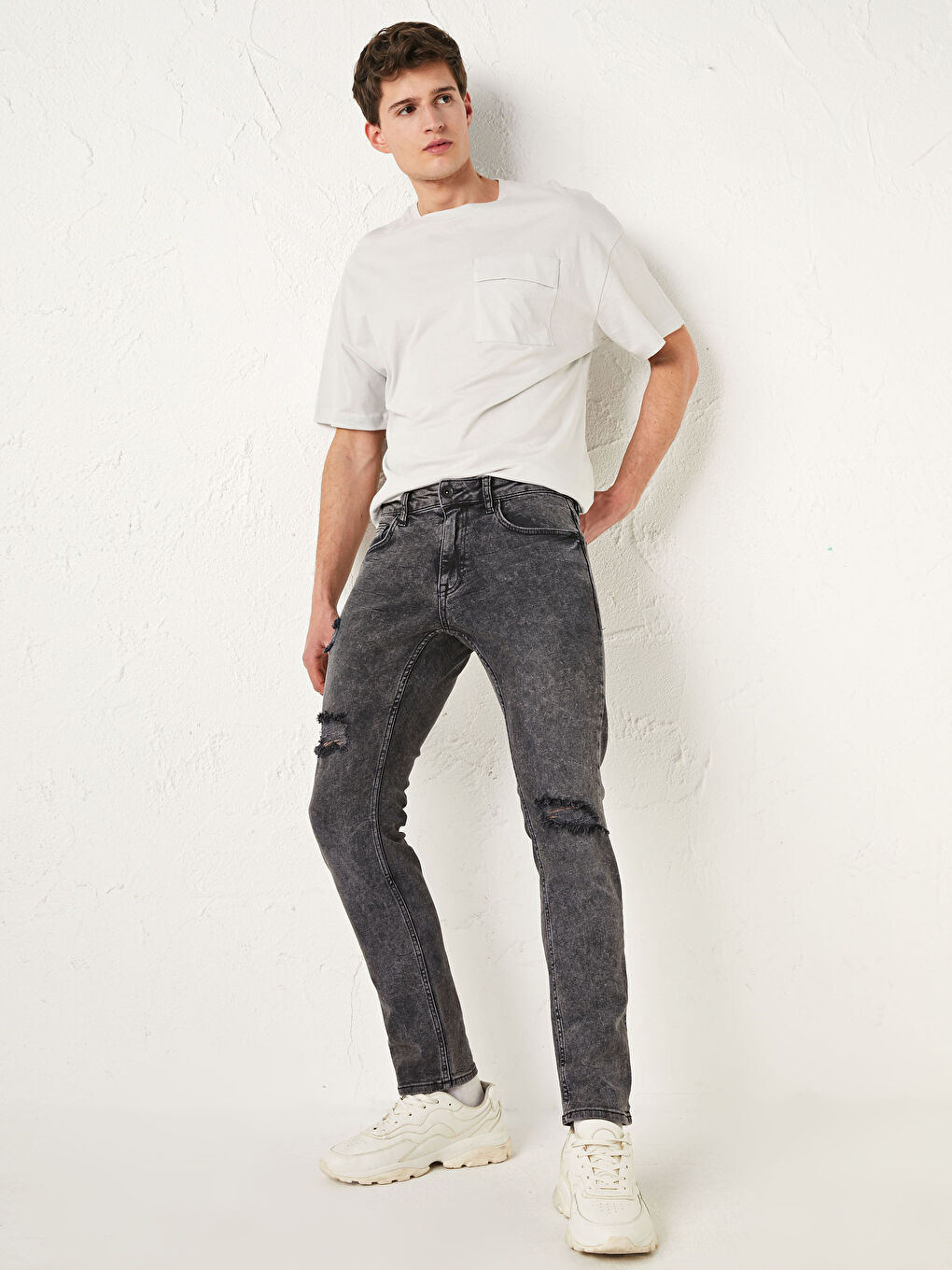 Ол джинсы шалбарын ит стилінде түсірді Ол джинсы шалбарын ит стилінде түсірді