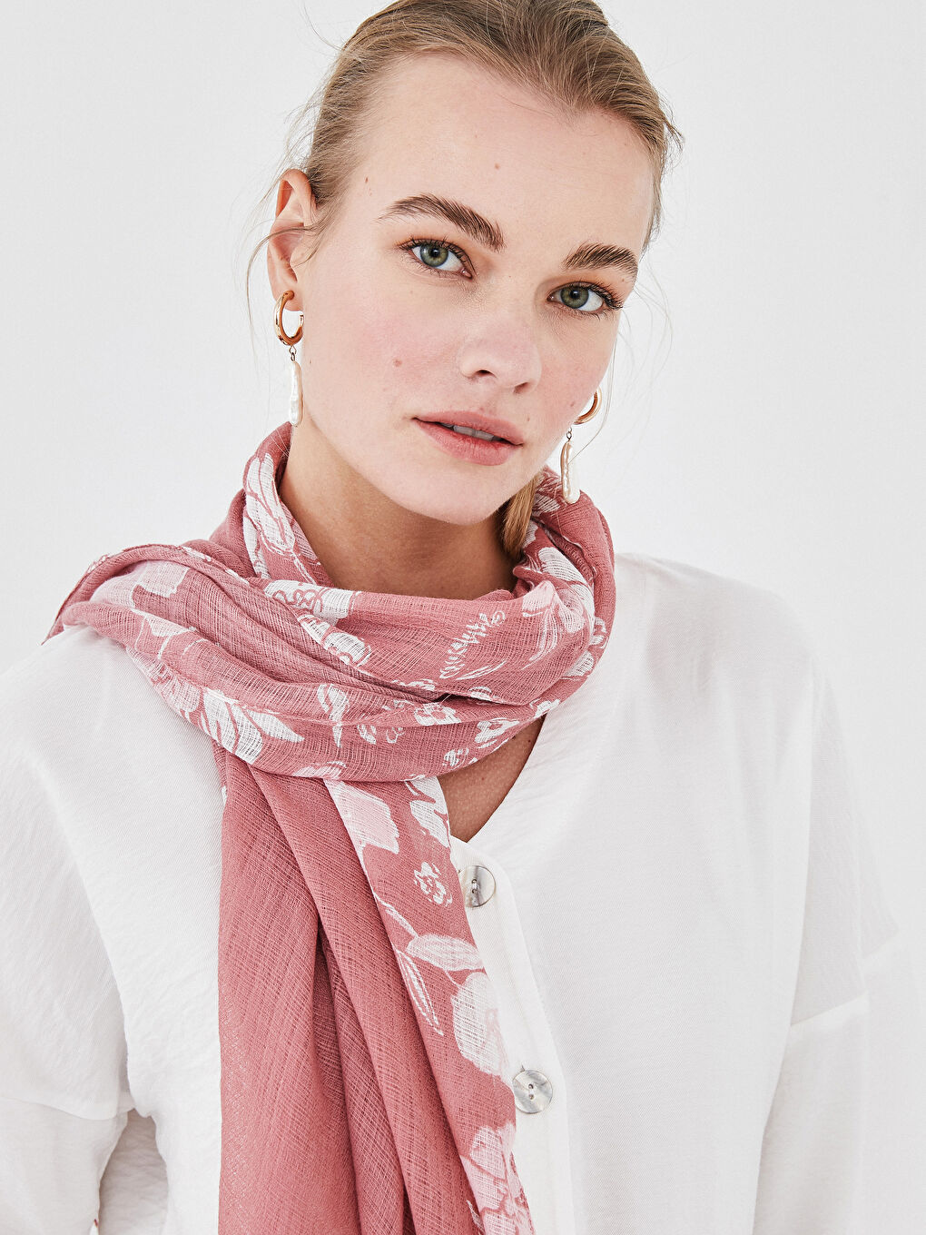 Pembe Çiçek Desenli Şal