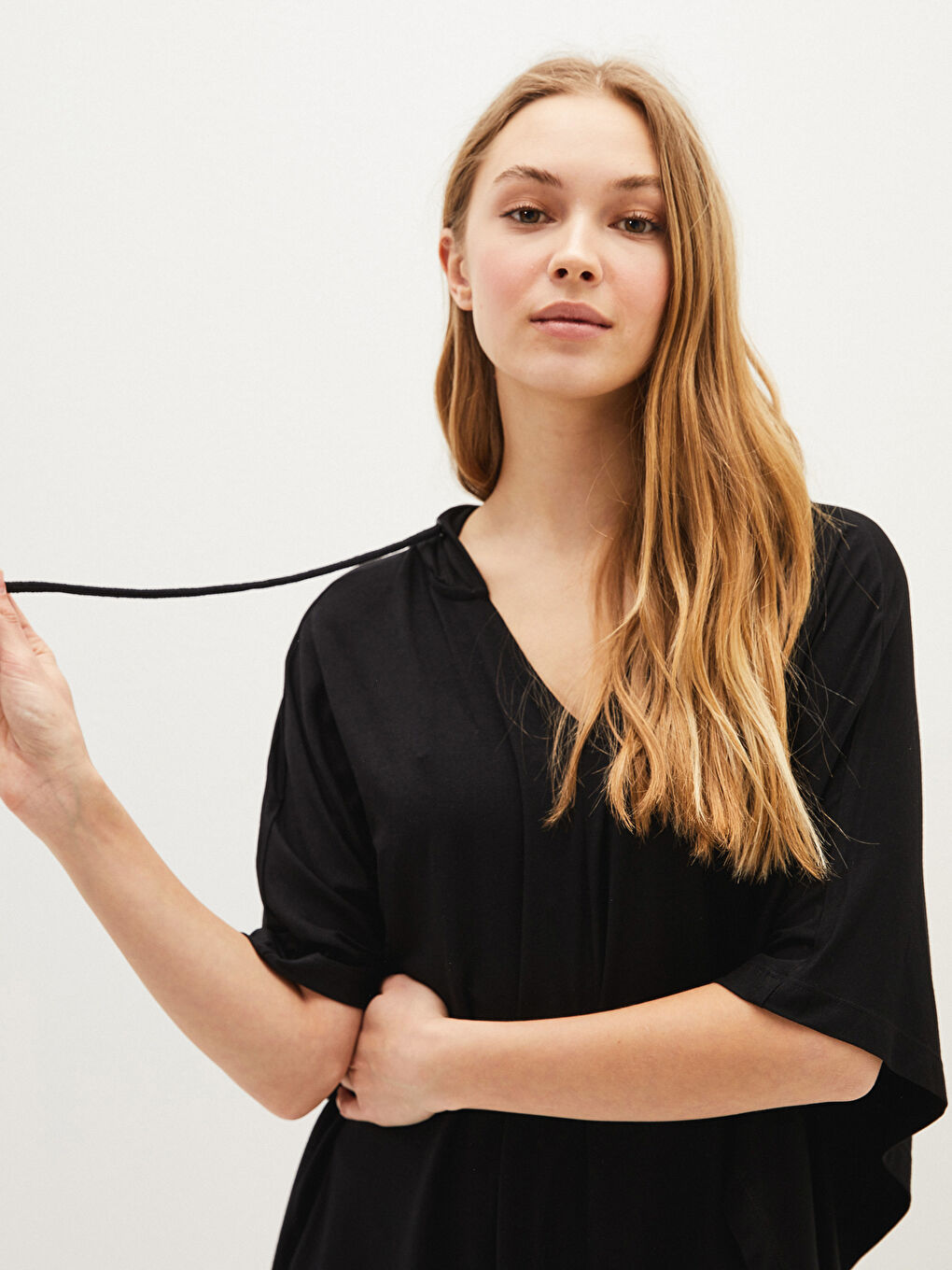 Siyah Kapüşon Yaka Düz Viskon Kadın Pijama Üst-1