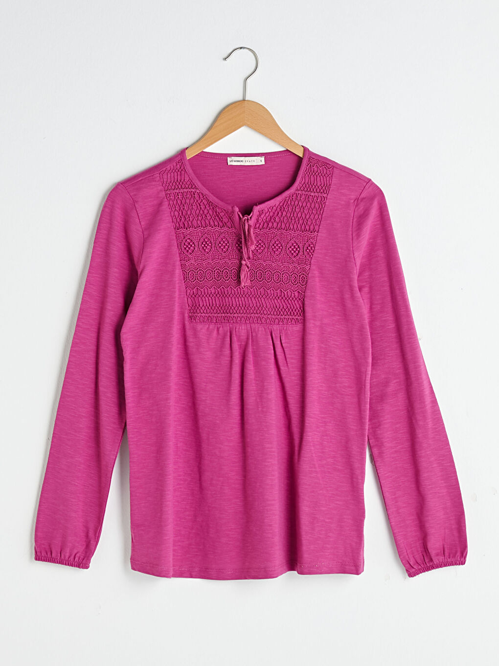 بلوزة كم طويل للسيدات بياقة ربطة وتفاصيل تطريز-5