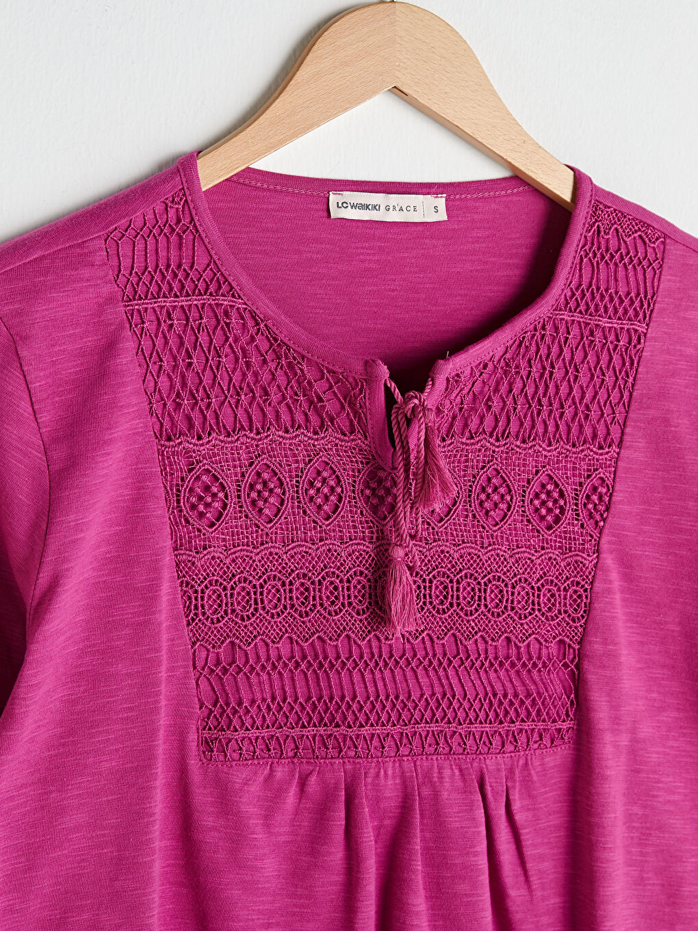 بلوزة كم طويل للسيدات بياقة ربطة وتفاصيل تطريز-6