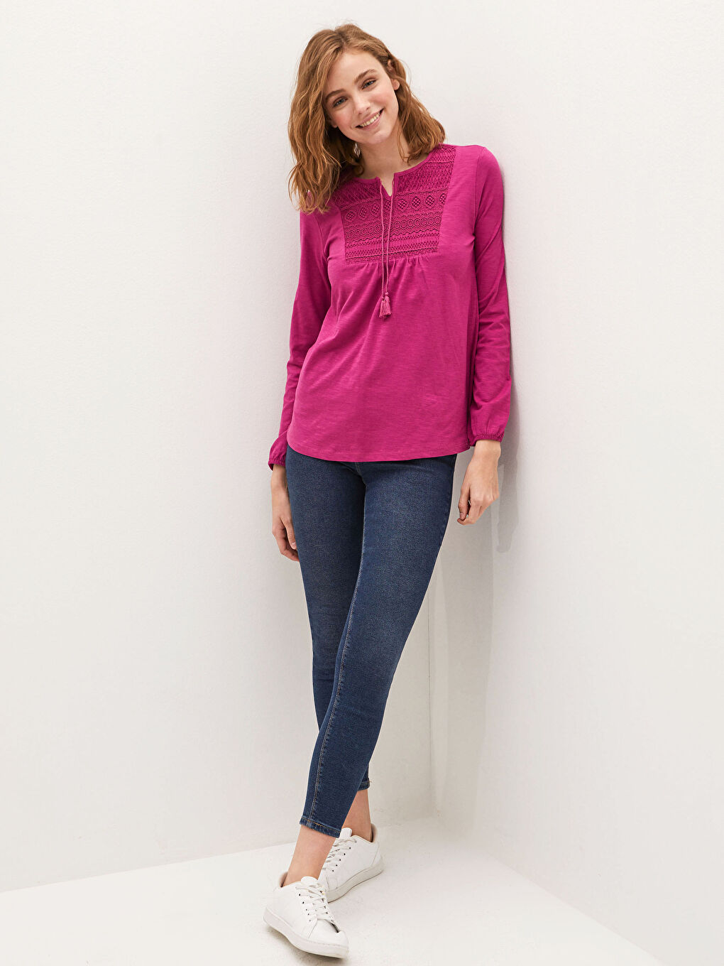 بلوزة كم طويل للسيدات بياقة ربطة وتفاصيل تطريز-2