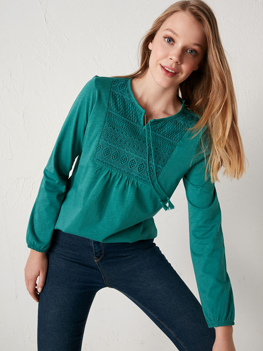 بلوزة كم طويل قطن بياقة مربوطة مطرزة للسيدات