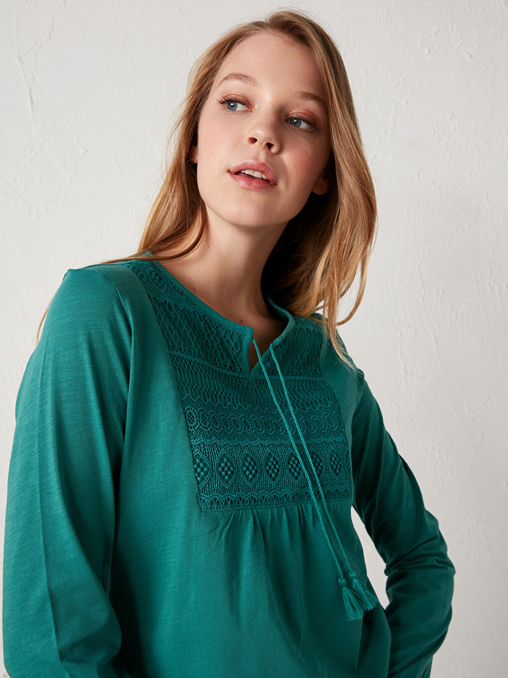 بلوزة كم طويل قطن بياقة مربوطة مطرزة للسيدات-1