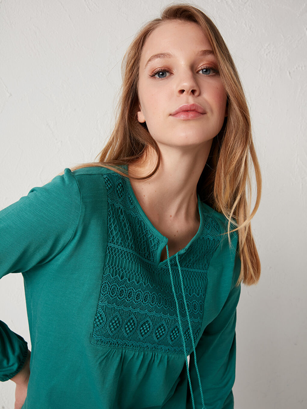 بلوزة كم طويل قطن بياقة مربوطة مطرزة للسيدات-3