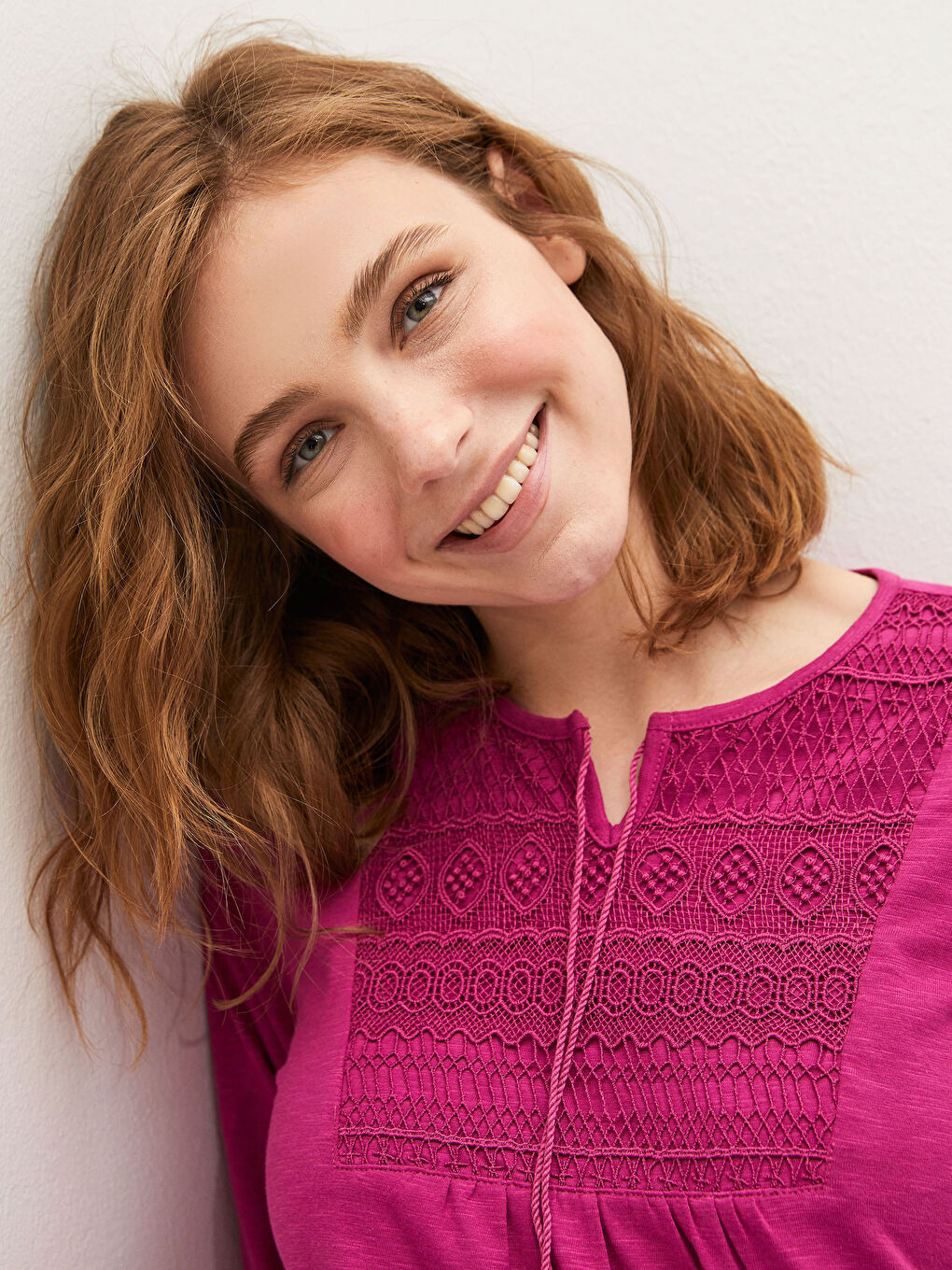 بلوزة كم طويل للسيدات بياقة ربطة وتفاصيل تطريز-1