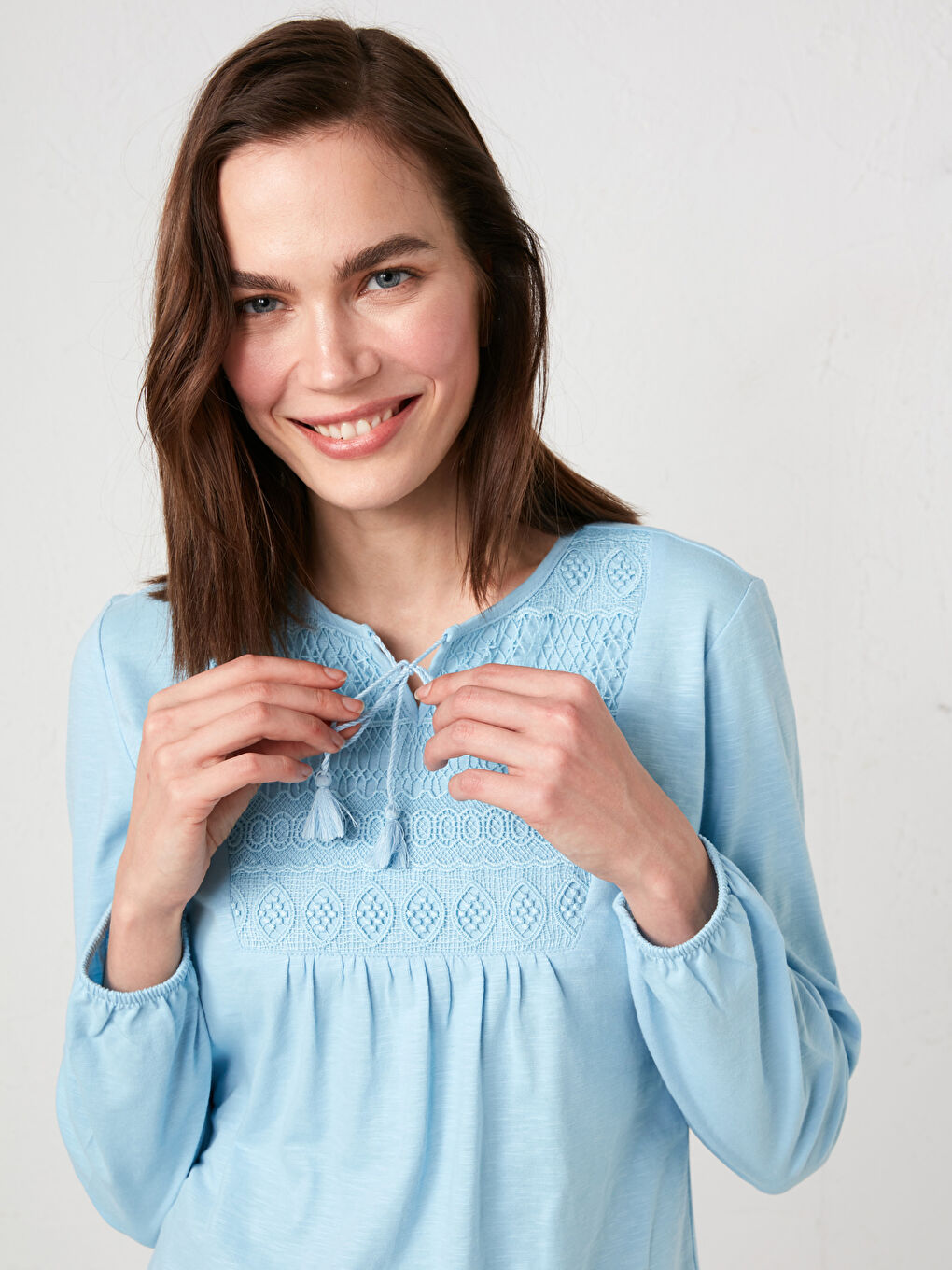 بلوزة قطنية للسيدات بأكمام طويلة مع ياقة مربوطة ومطرزة-1