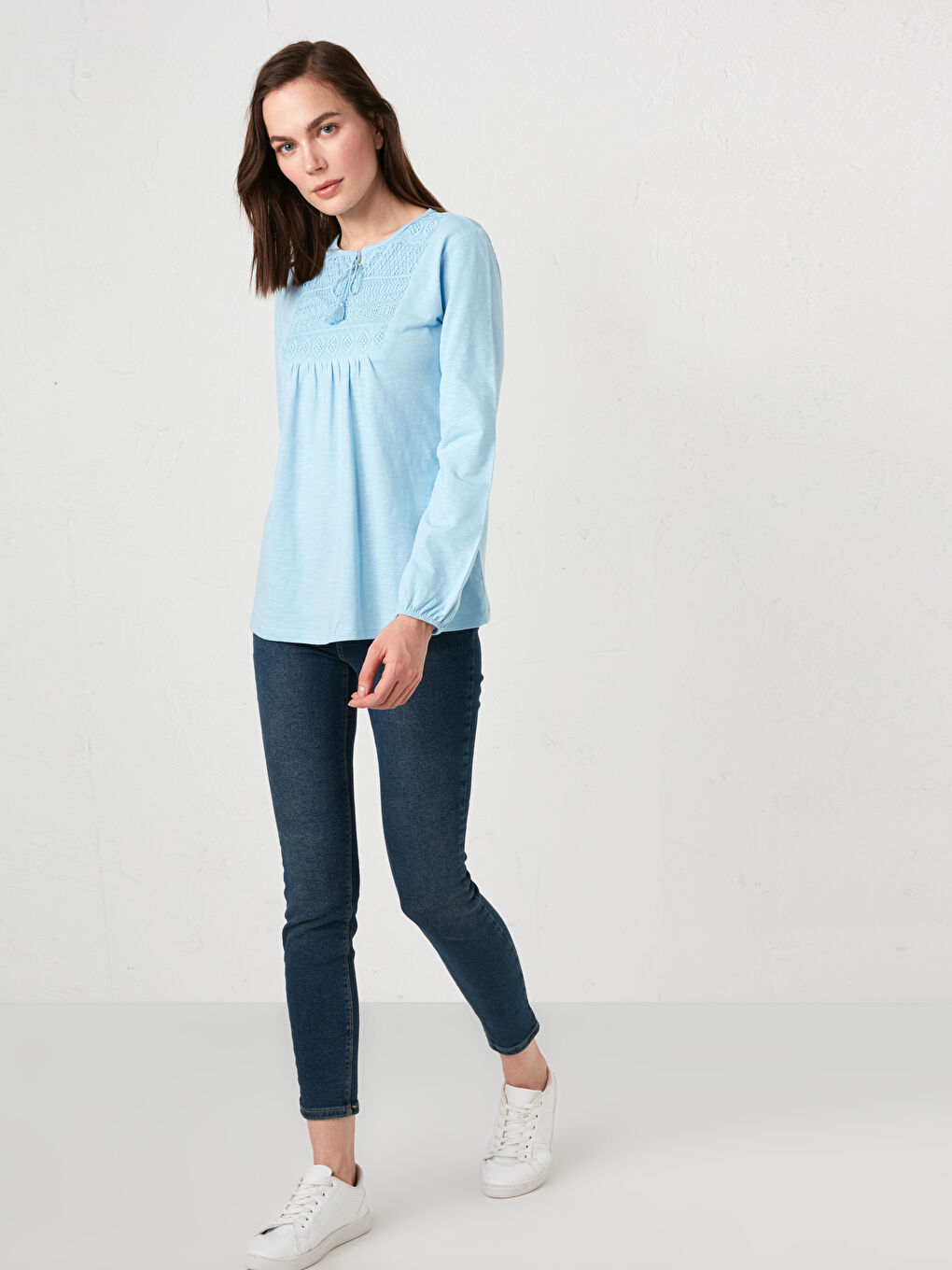 بلوزة قطنية للسيدات بأكمام طويلة مع ياقة مربوطة ومطرزة-2