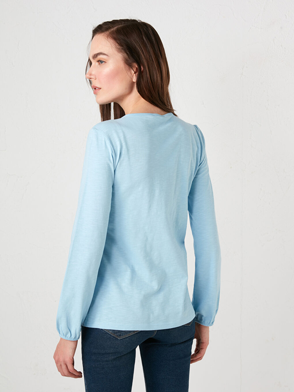 بلوزة قطنية للسيدات بأكمام طويلة مع ياقة مربوطة ومطرزة-3