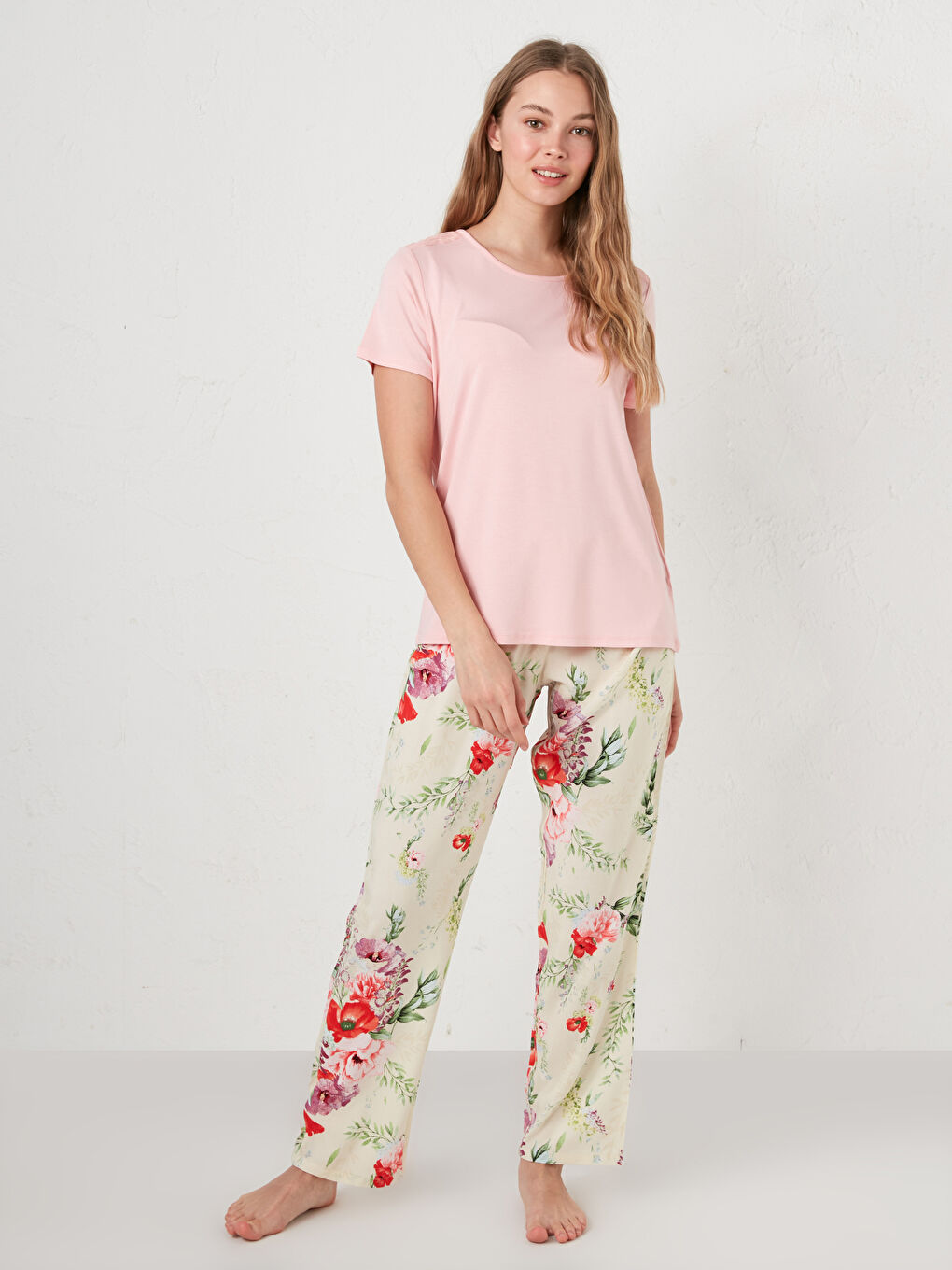 Ekru Bisiklet Yaka Çiçek Desenli Pijama Takımı-2