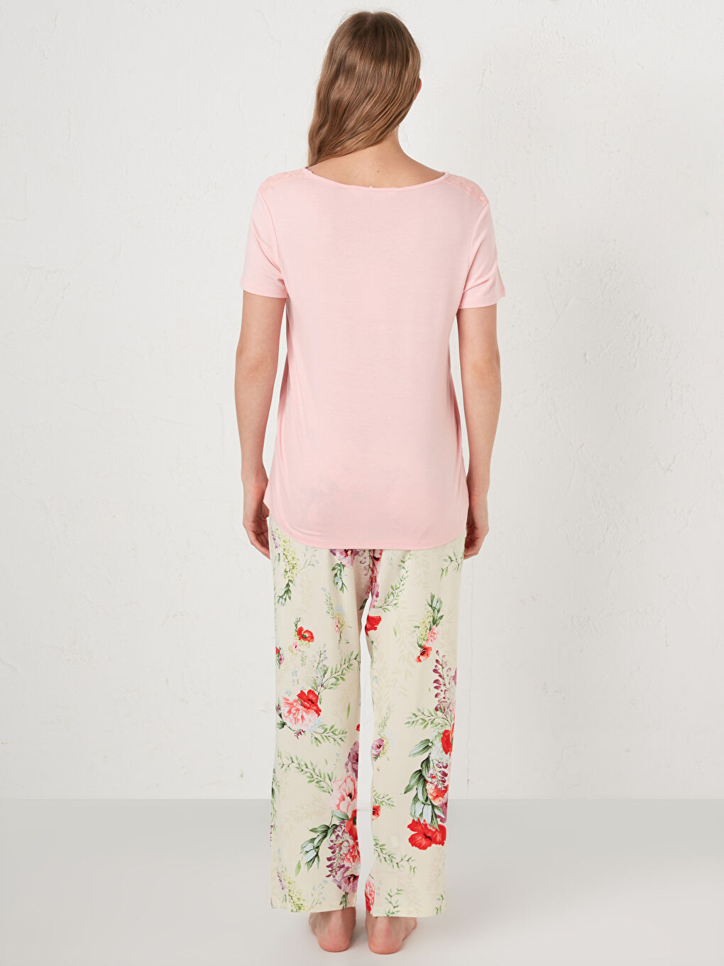 Ekru Bisiklet Yaka Çiçek Desenli Pijama Takımı-4