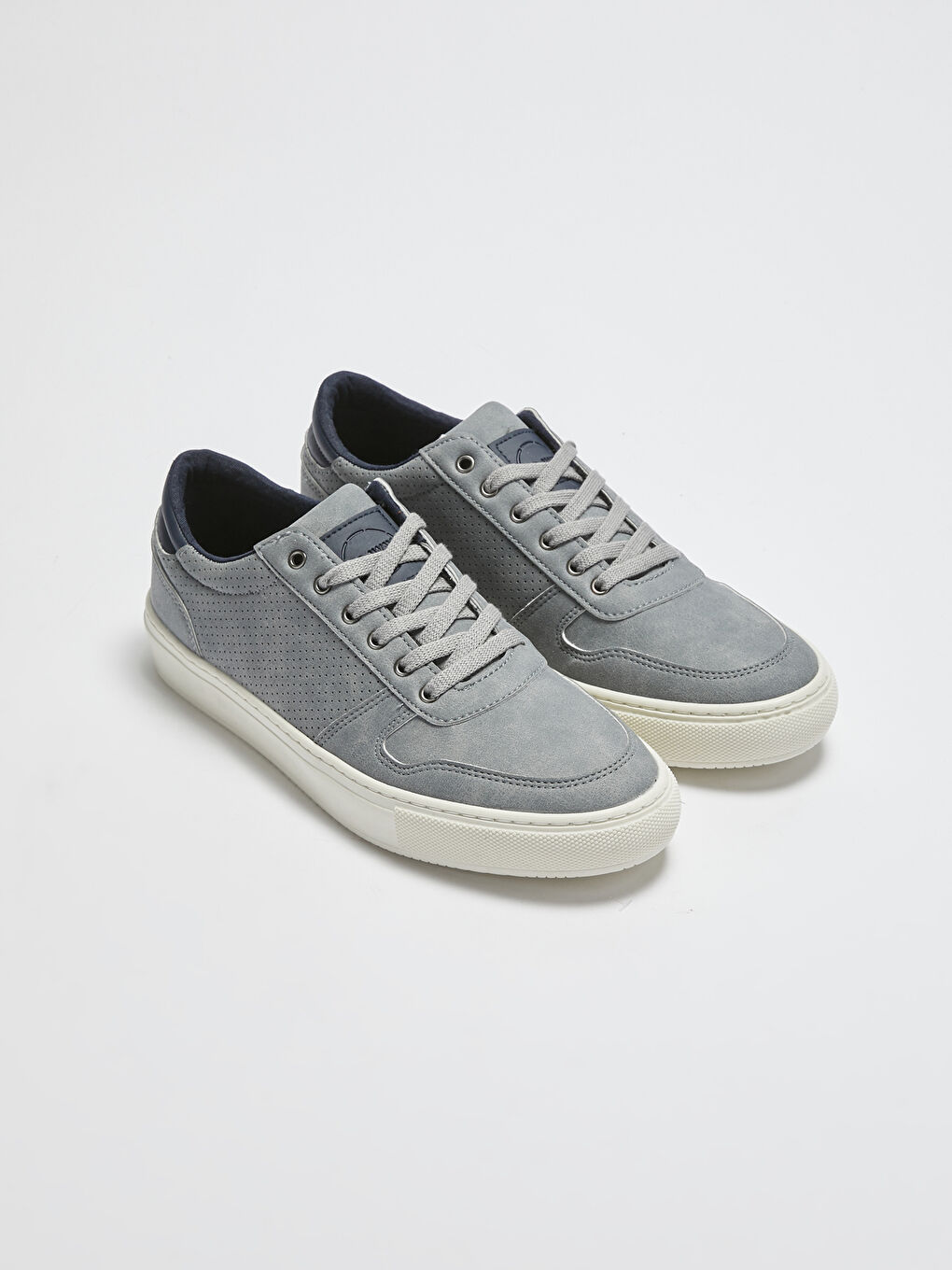 سنيكرز رجالي بأربطة