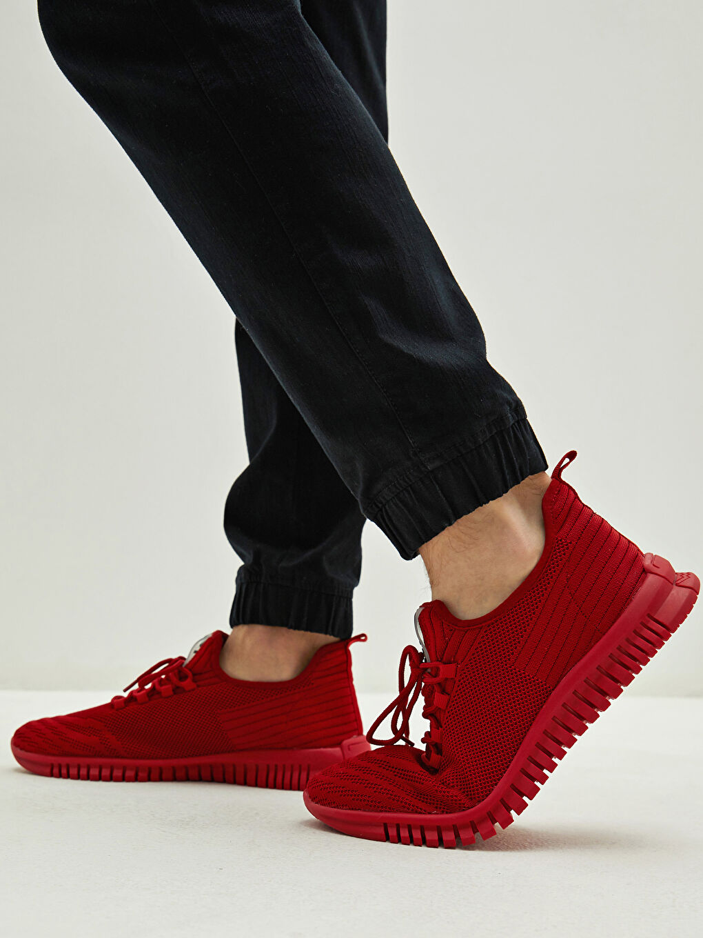 حذاء رياضي مفصل بأربطة للرجال