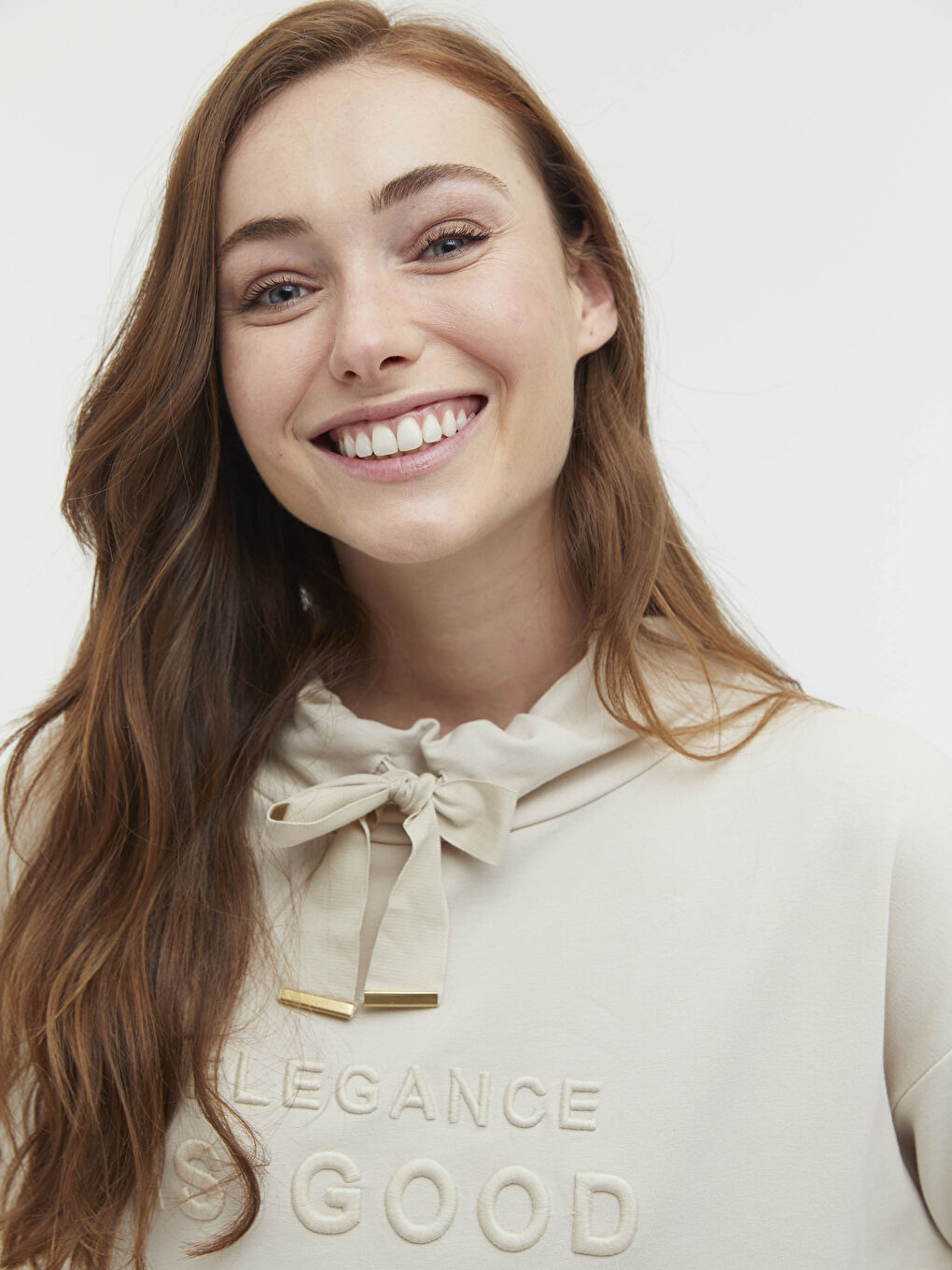 Bej Dik Yaka Slogan Baskılı Uzun Kollu Kadın Sweatshirt-1