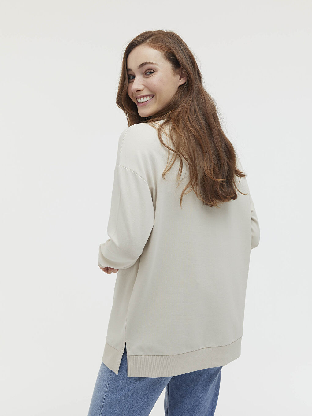 Bej Dik Yaka Slogan Baskılı Uzun Kollu Kadın Sweatshirt