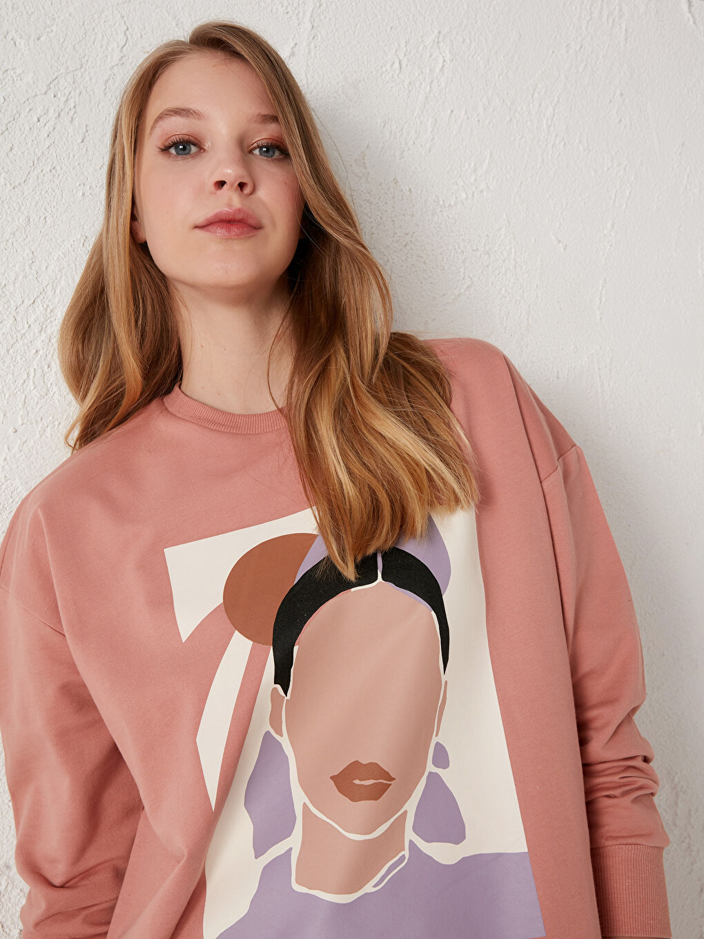 LCWAIKIKI Basic Mat Pembe Bisiklet Yaka Baskılı Pamuklu Sweatshirt  - 1