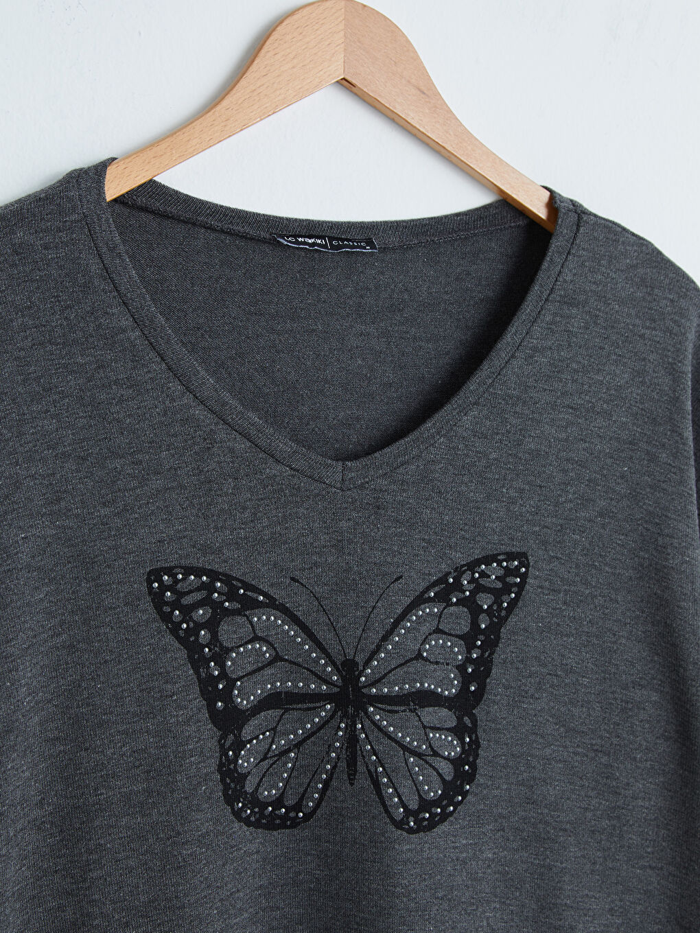 Футболка з V-подібним вирізом із принтом кам'яного метелика-6