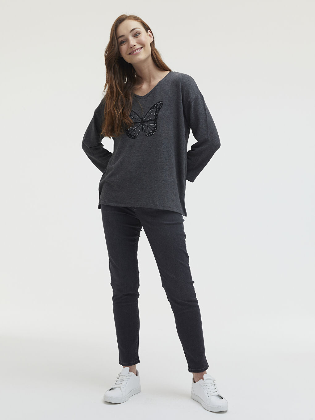 Футболка з V-подібним вирізом із принтом кам'яного метелика-1