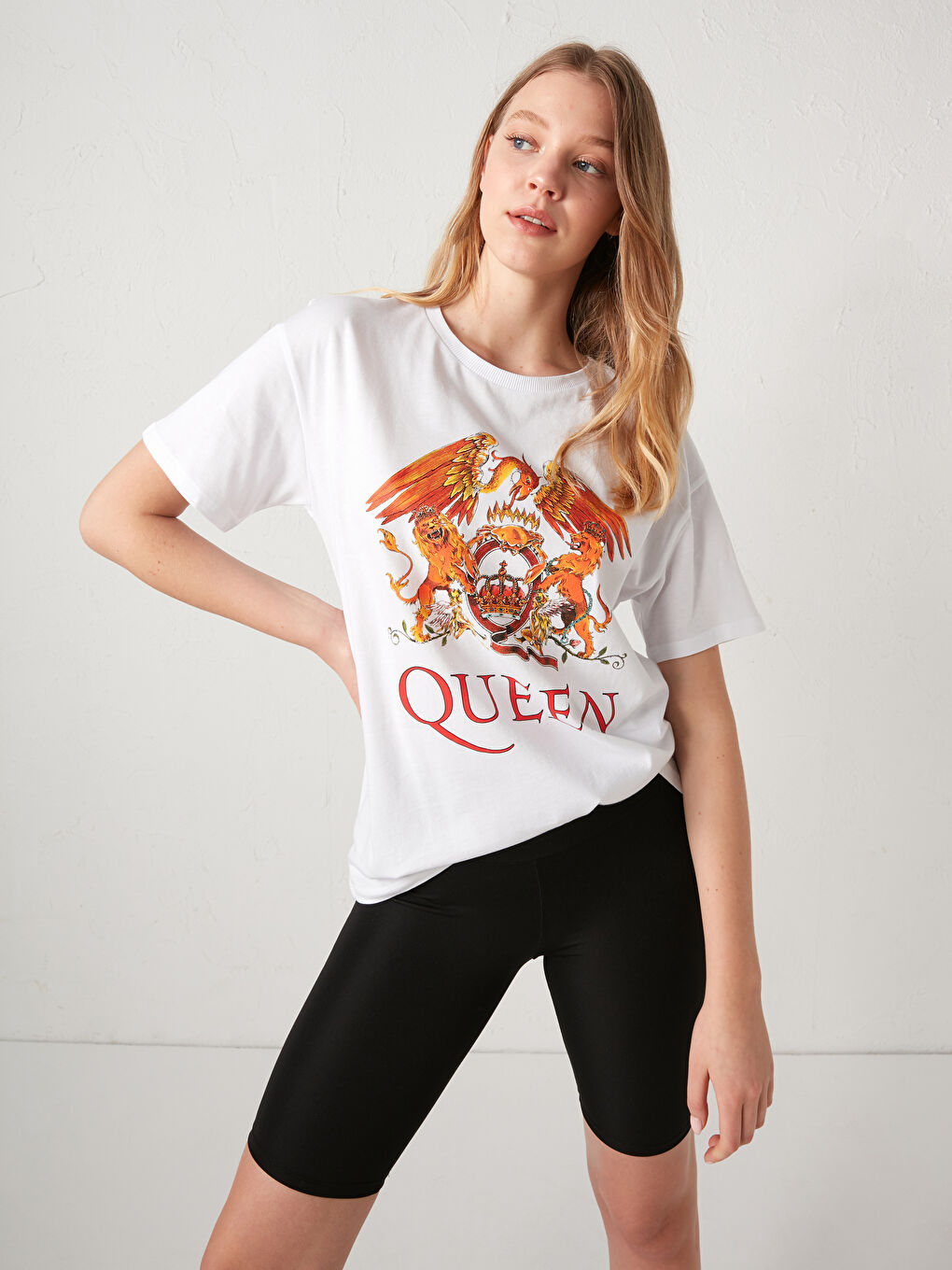Beyaz Bisiklet Yaka Queen Baskılı Tişört