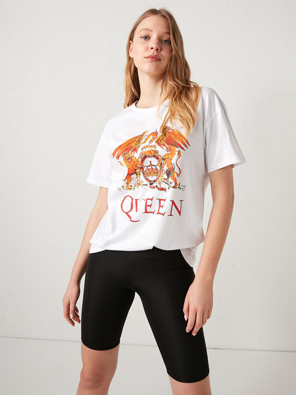 Beyaz Bisiklet Yaka Queen Baskılı Tişört-1