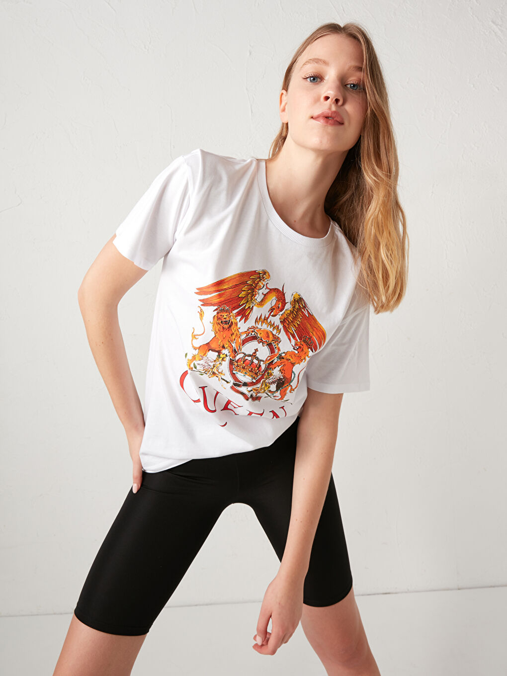 Beyaz Bisiklet Yaka Queen Baskılı Tişört-2