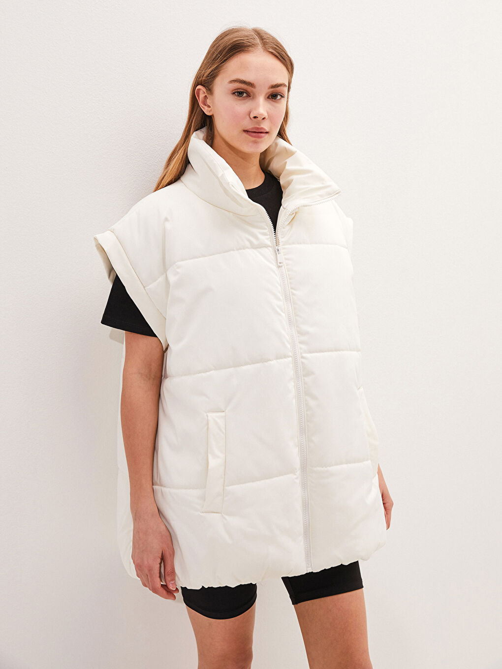 Bej Dik Yaka Kolsuz Fermuarlı Kadın Şişme Yelek-1