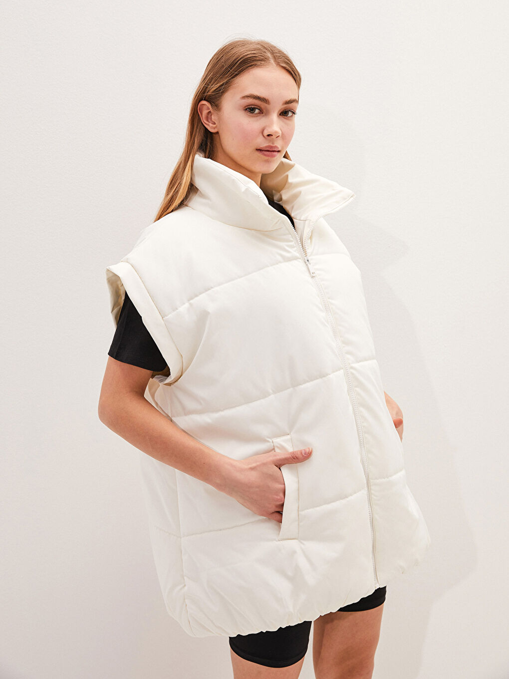 Bej Dik Yaka Kolsuz Fermuarlı Kadın Şişme Yelek-2