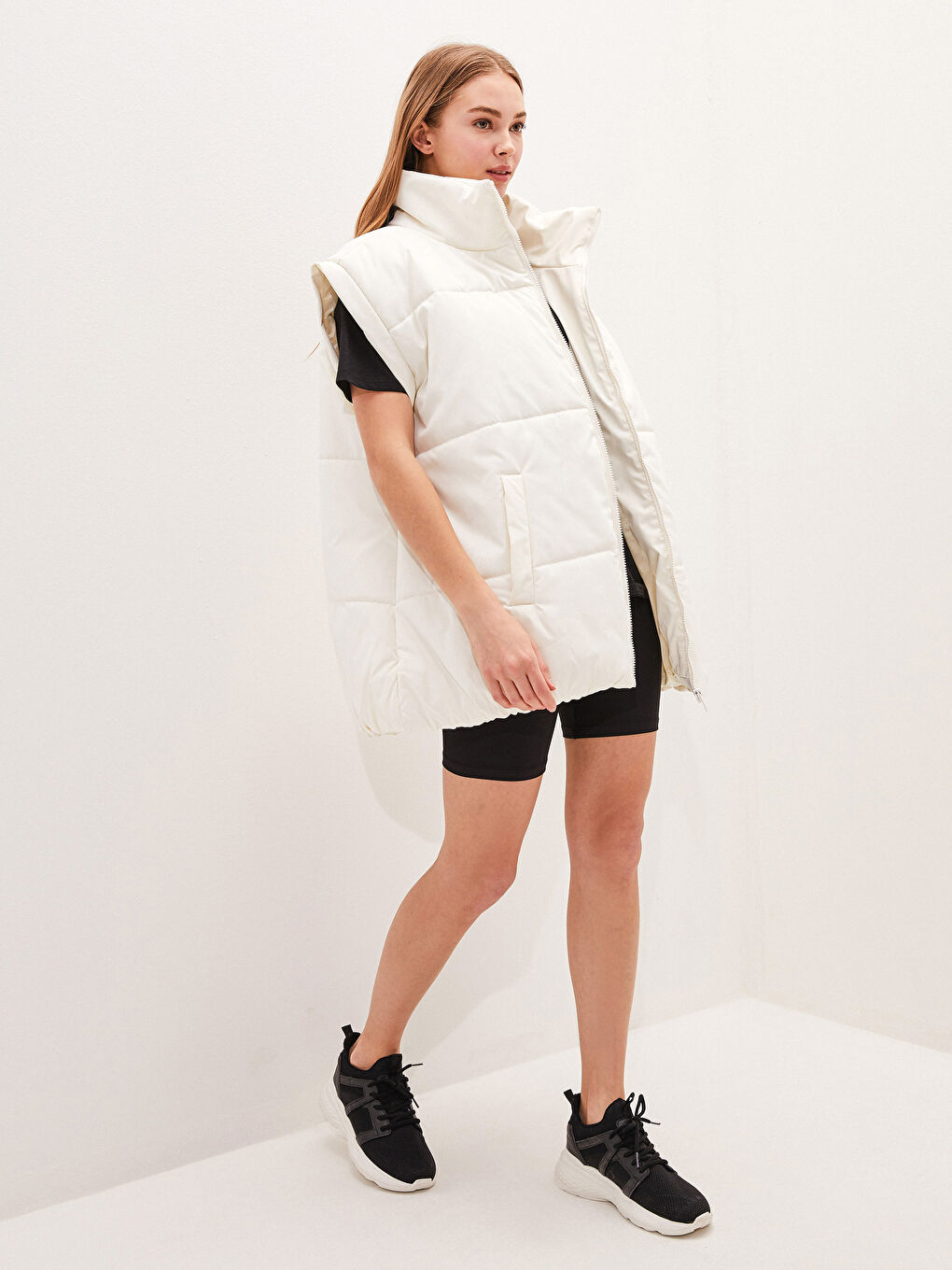 Bej Dik Yaka Kolsuz Fermuarlı Kadın Şişme Yelek-4