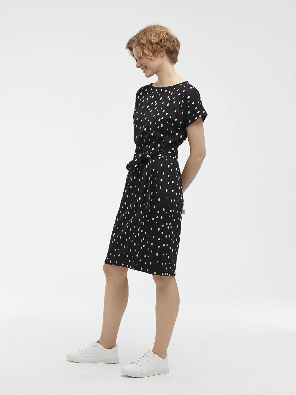 Rochie Midi cu Buline și Curea în Talie