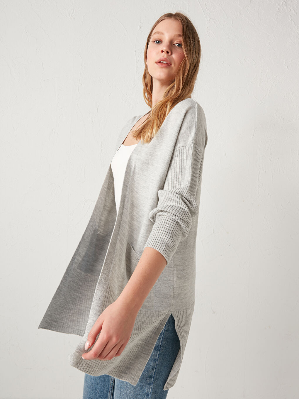 Self-Patterned and V-Neck Lightweight Tricot Cardigan-2