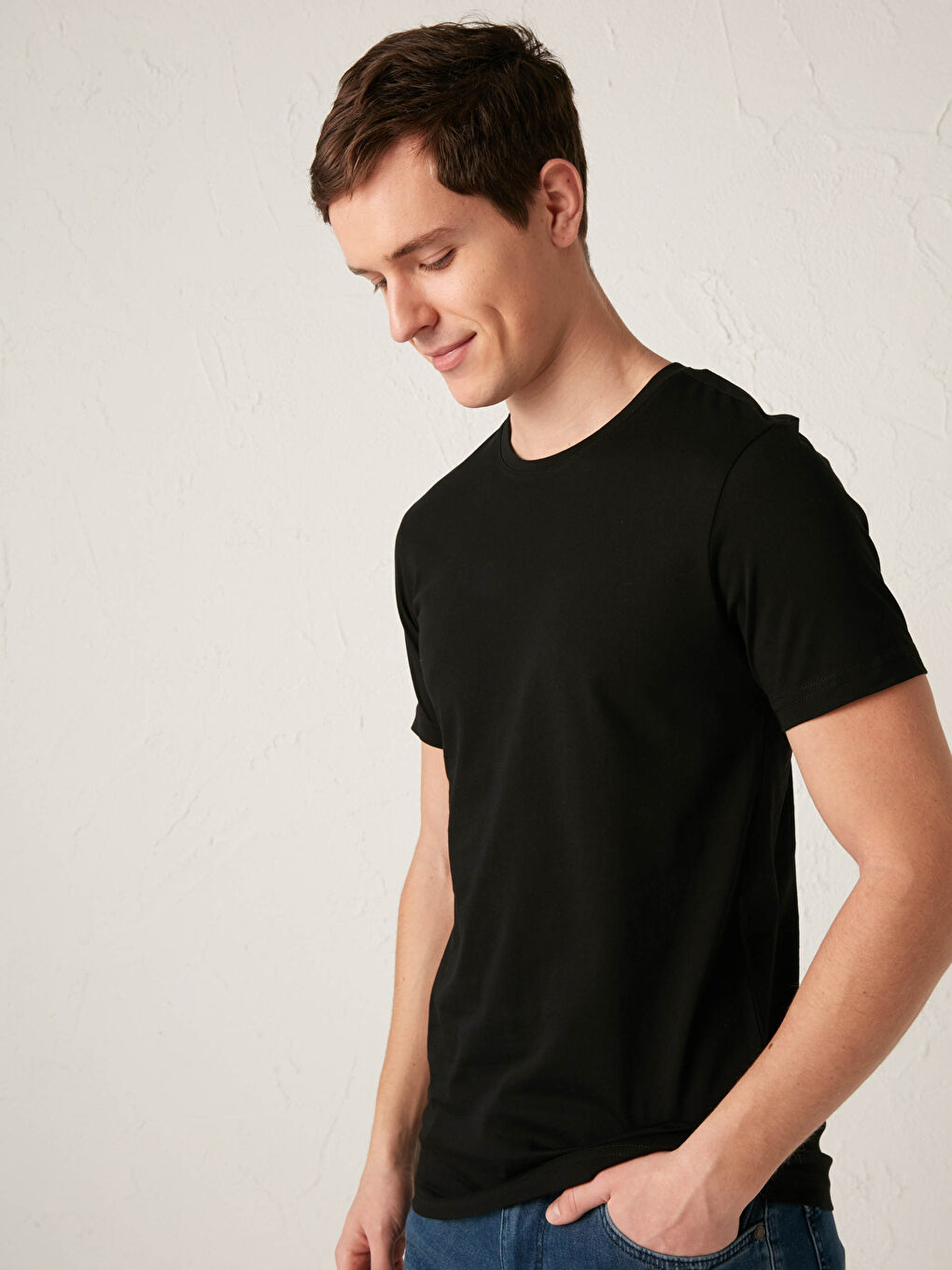 Базовая мужская футболка из чесаного хлопка с круглым вырезом и короткими рукавами