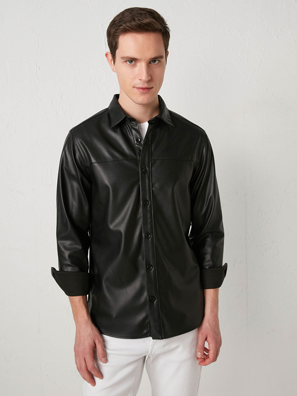 Siyah Rahat Kalıp Uzun Kollu Deri Görünümlü Gömlek-1