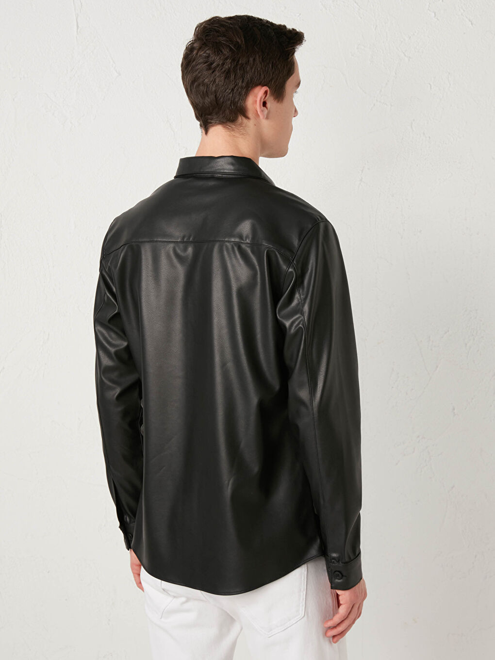 Siyah Rahat Kalıp Uzun Kollu Deri Görünümlü Gömlek-3