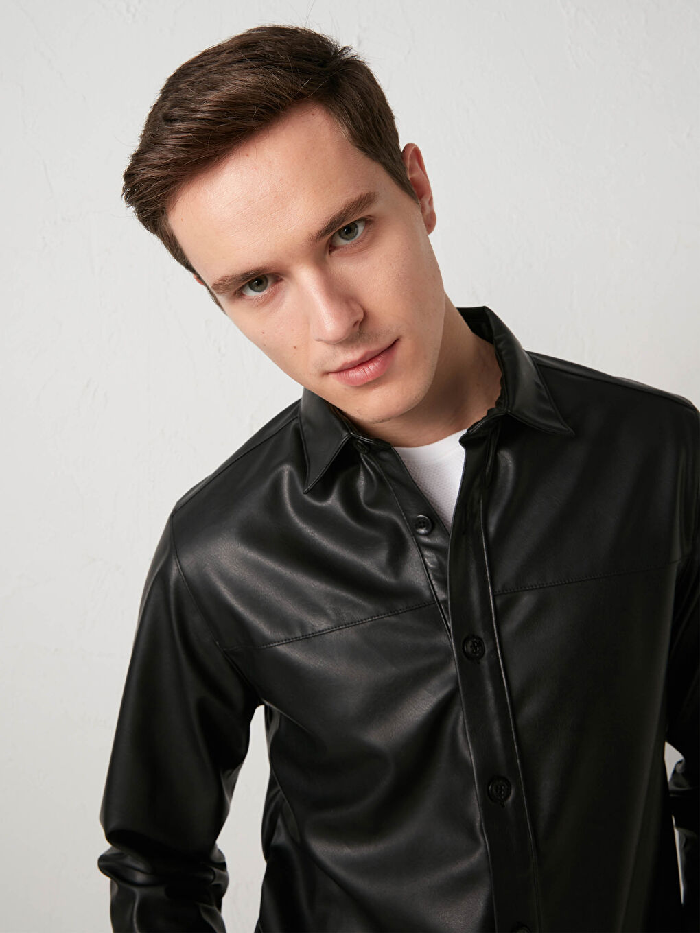 Siyah Rahat Kalıp Uzun Kollu Deri Görünümlü Gömlek-4