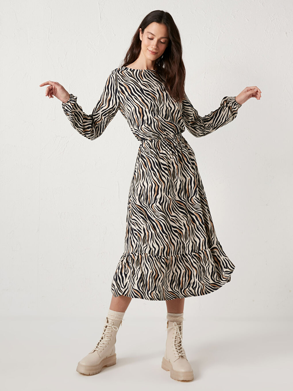 Bej Beli Büzgülü Desenli Viskon Elbise-1