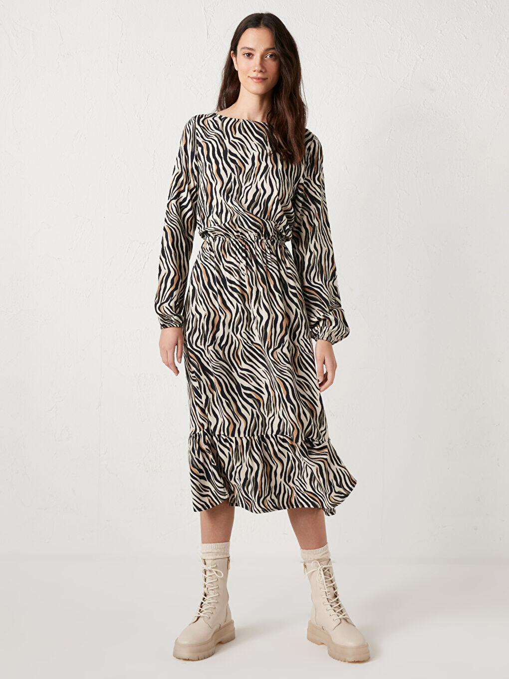 Bej Beli Büzgülü Desenli Viskon Elbise-6