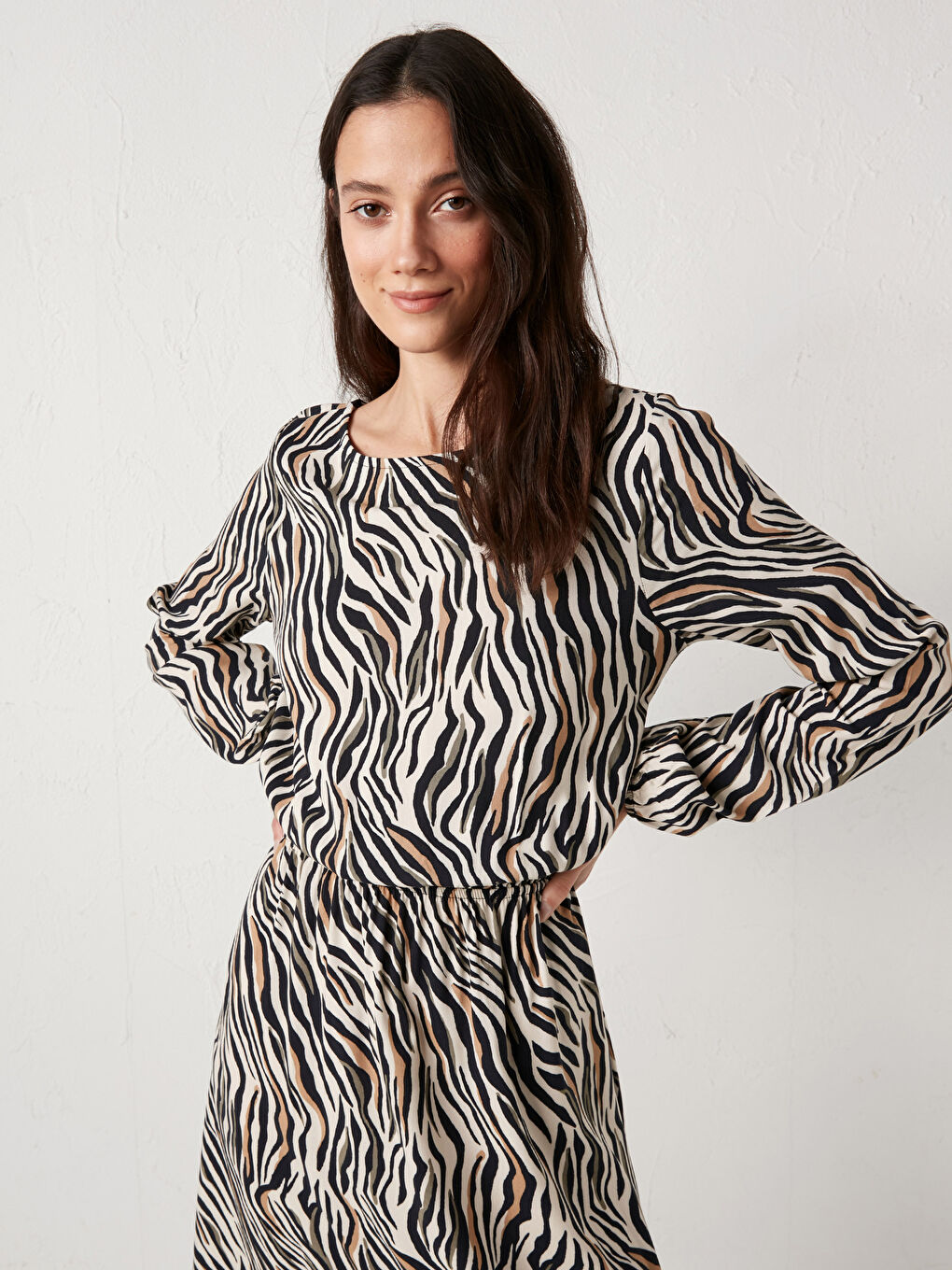 Bej Beli Büzgülü Desenli Viskon Elbise-7