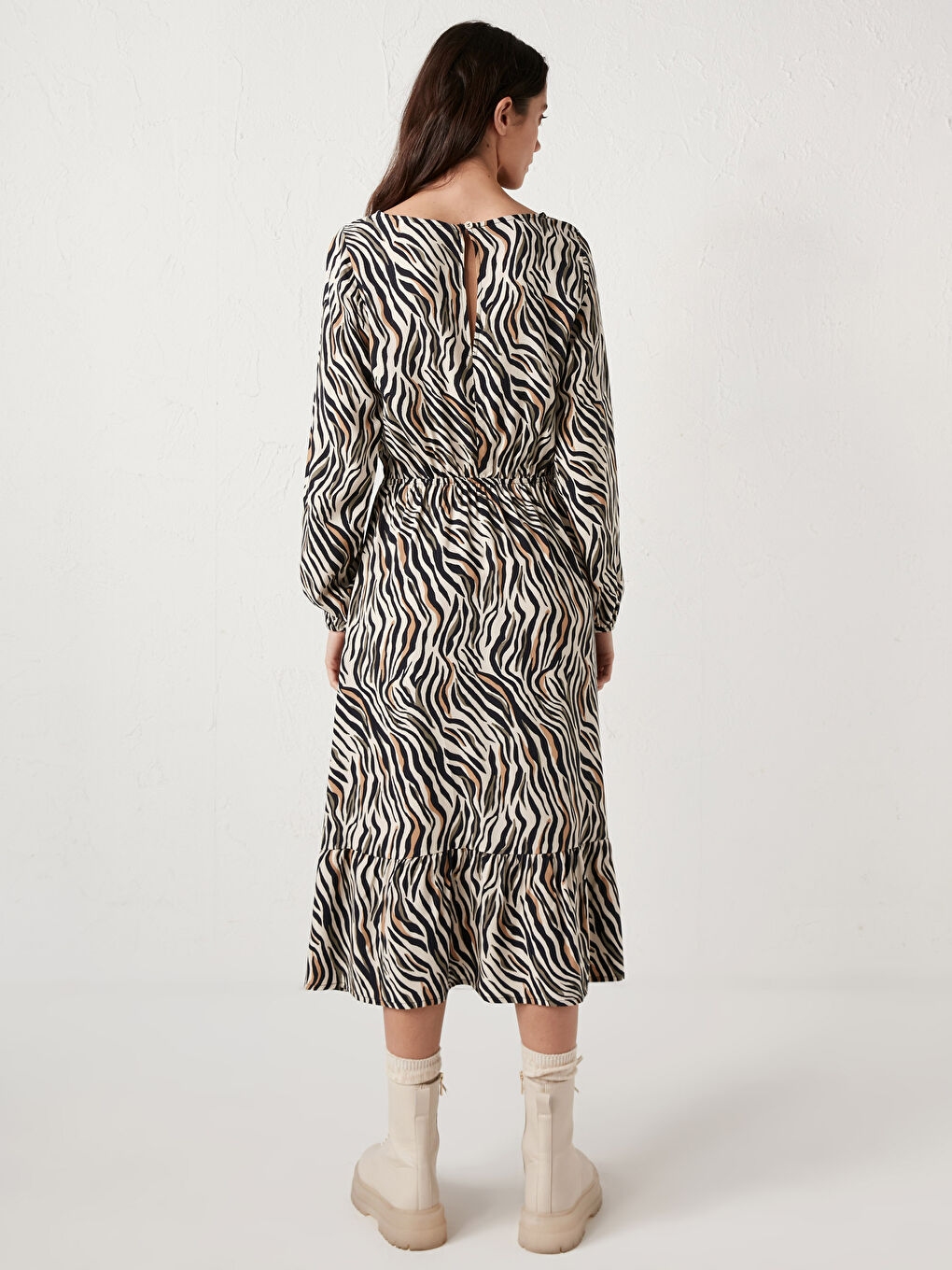 Bej Beli Büzgülü Desenli Viskon Elbise-8