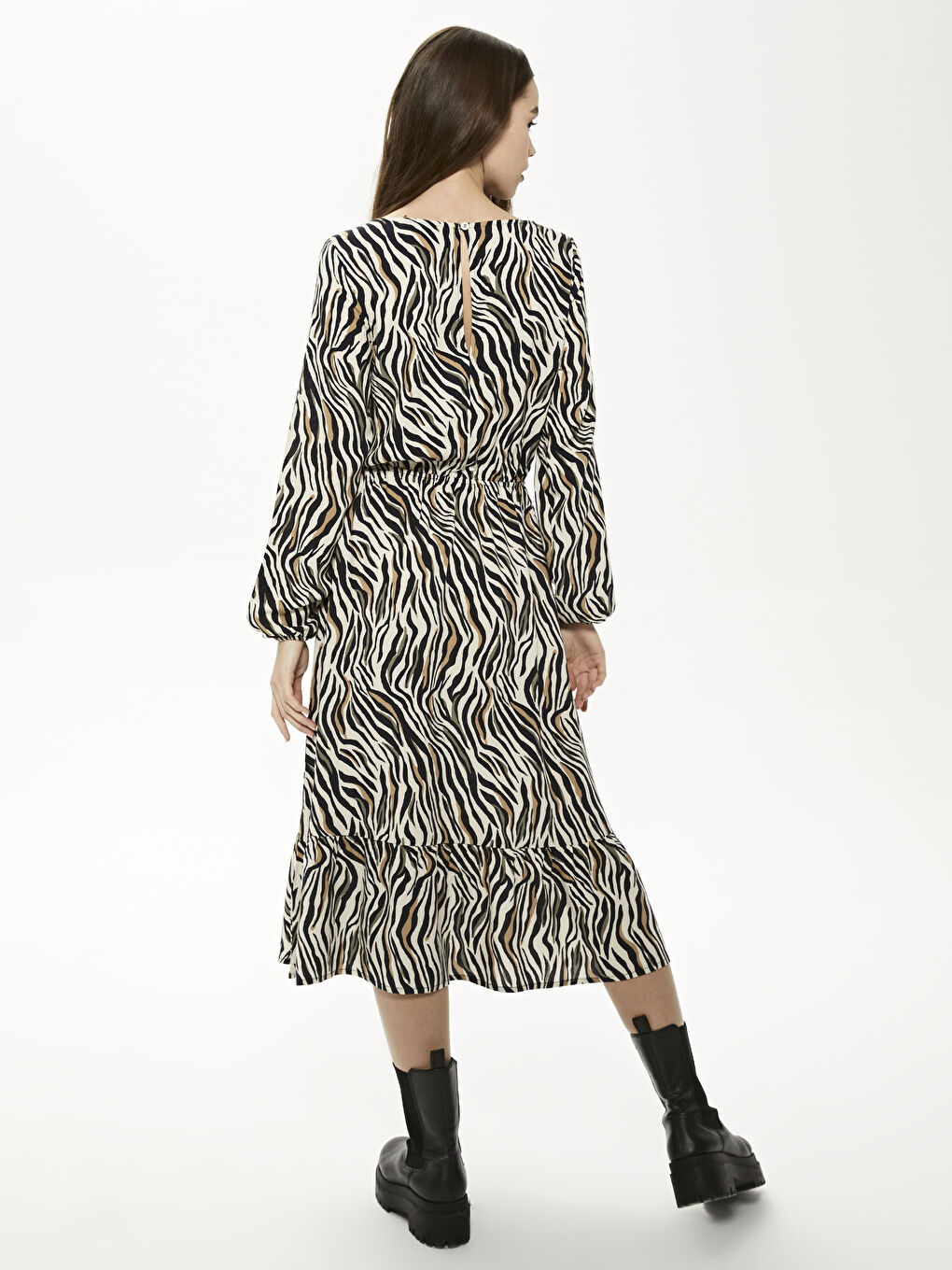 Bej Beli Büzgülü Desenli Viskon Elbise-5