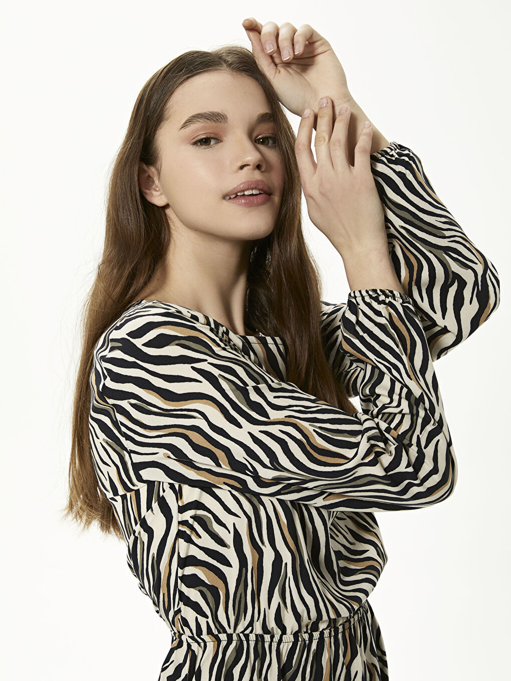 Bej Beli Büzgülü Desenli Viskon Elbise-4