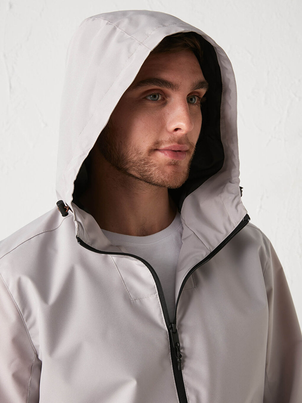 Bej Slim Fit Dik Yaka Kapüşonlu İnce Erkek Yağmurluk-9