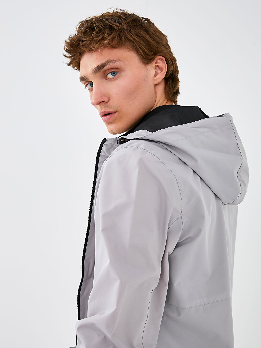 Bej Slim Fit Dik Yaka Kapüşonlu İnce Erkek Yağmurluk-5