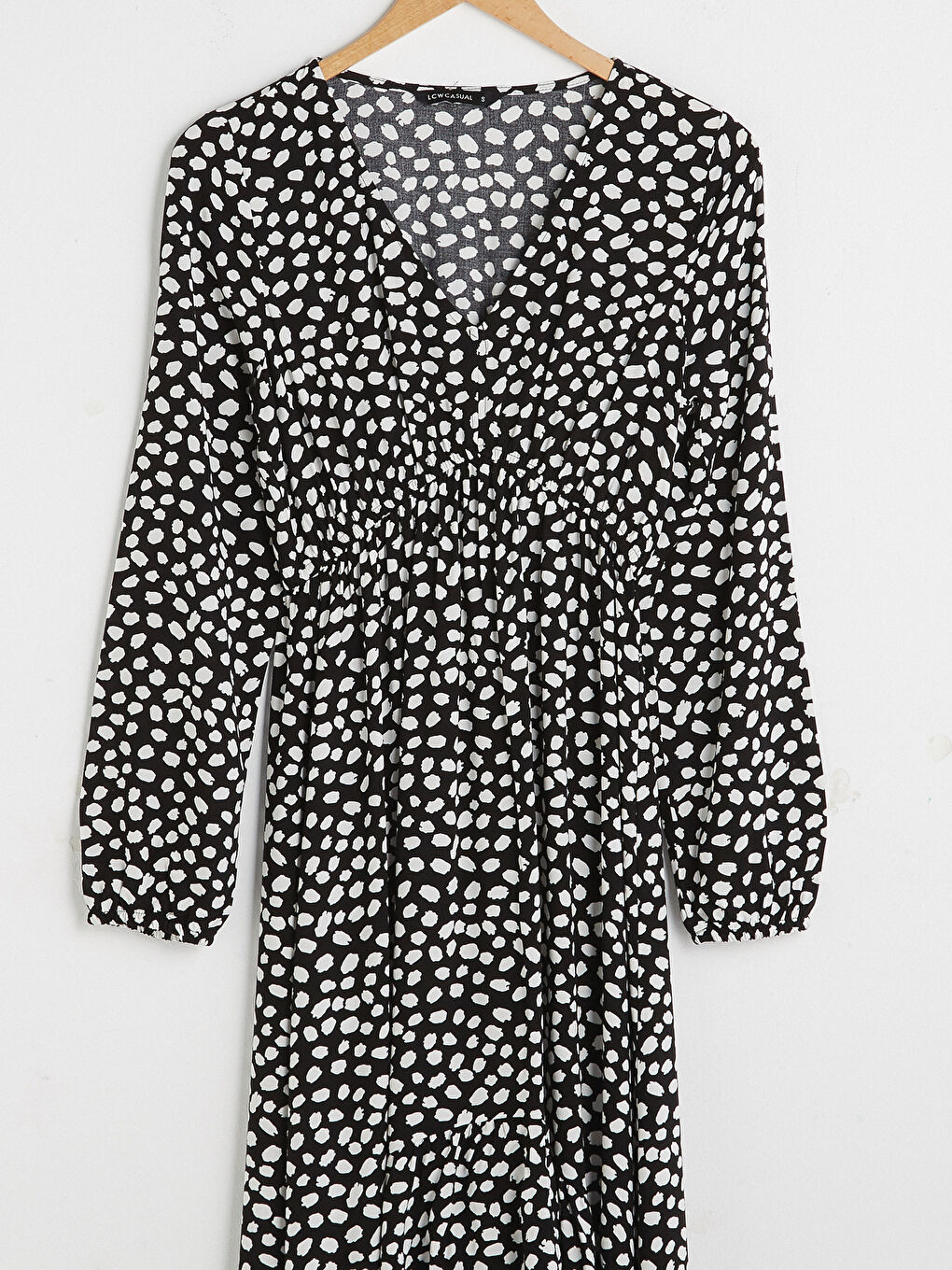 فستان نسائي من قماش الفيسكوز بياقة على شكل حرف V ونقشة وأكمام طويلة-7