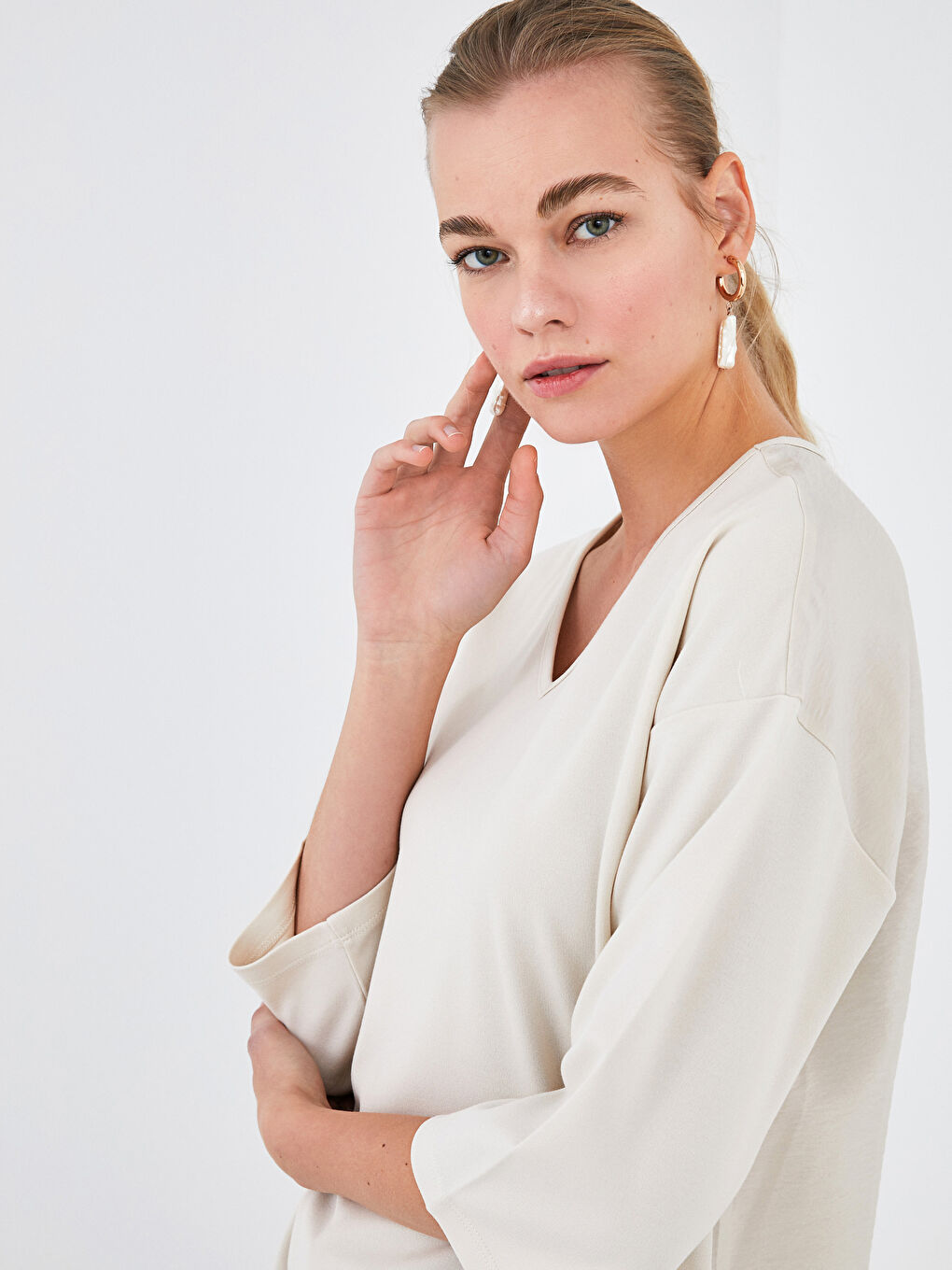 Bej V Yaka Düz Yarım Kollu Kadın Bluz-2