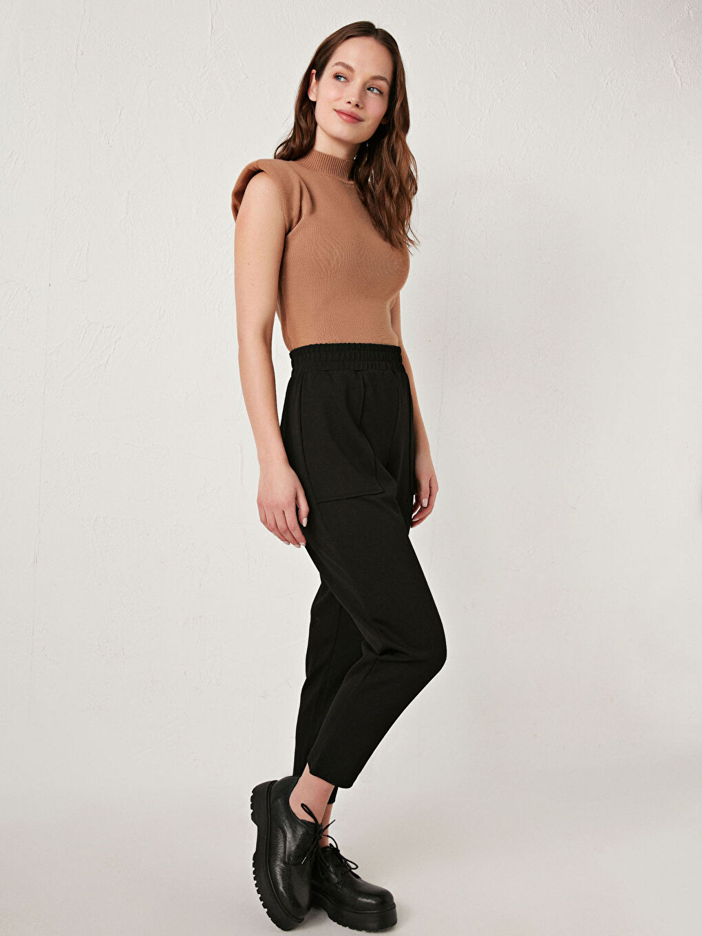Siyah Beli Lastikli Bilek Boy Pantolon-1