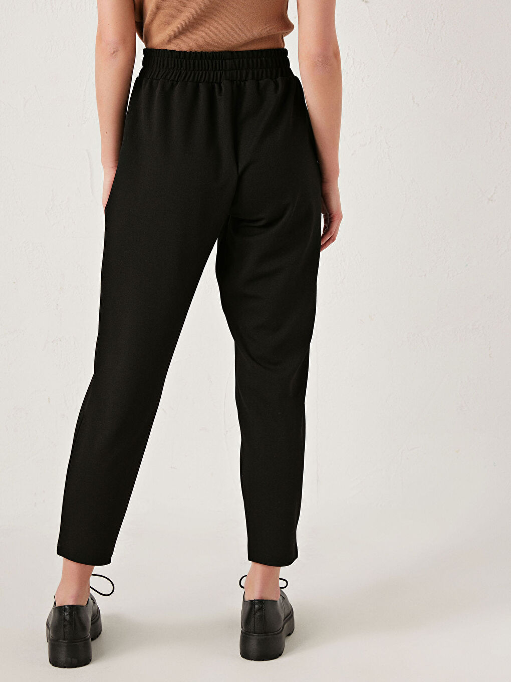 Siyah Beli Lastikli Bilek Boy Pantolon-4