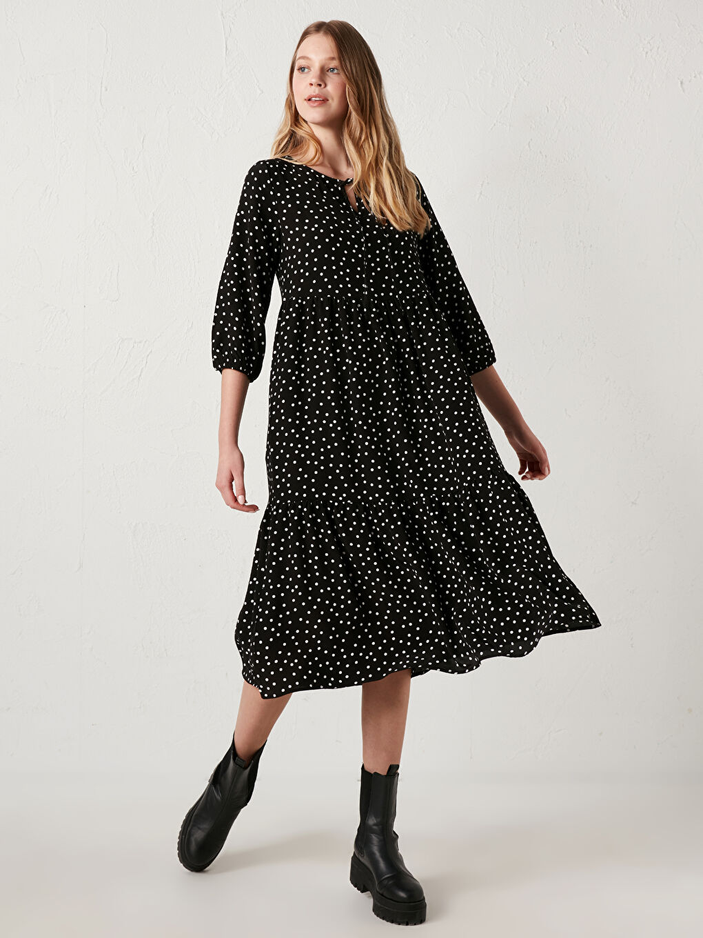 Siyah Yakası Bağlama Detaylı Puantiyeli Elbise-1