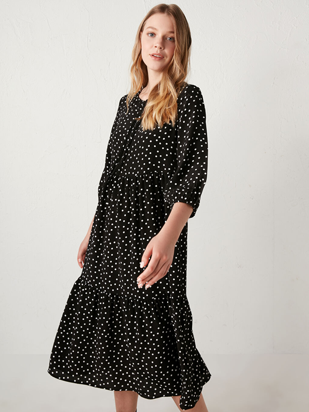 Siyah Yakası Bağlama Detaylı Puantiyeli Elbise-2