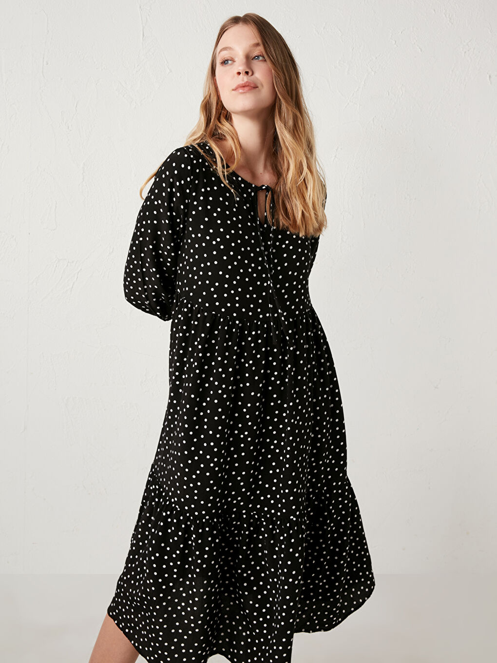 Siyah Yakası Bağlama Detaylı Puantiyeli Elbise-3