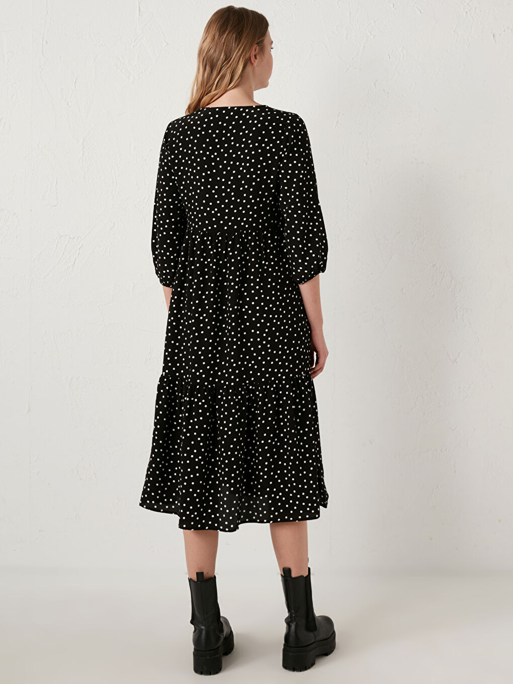 Siyah Yakası Bağlama Detaylı Puantiyeli Elbise-4